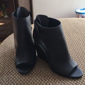 Vince black wedges
